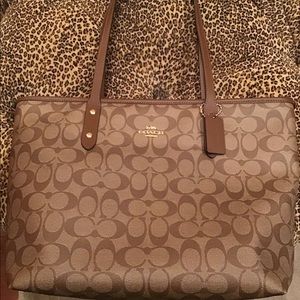 Coach Signature Zip Tote! 🥰👜 like NEW!